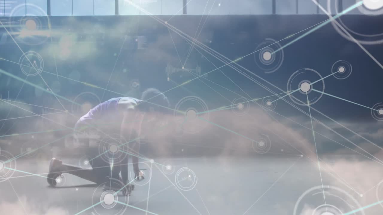 아프리카계 미국인 남자가 달리는 데이터 처리의 애니메이션