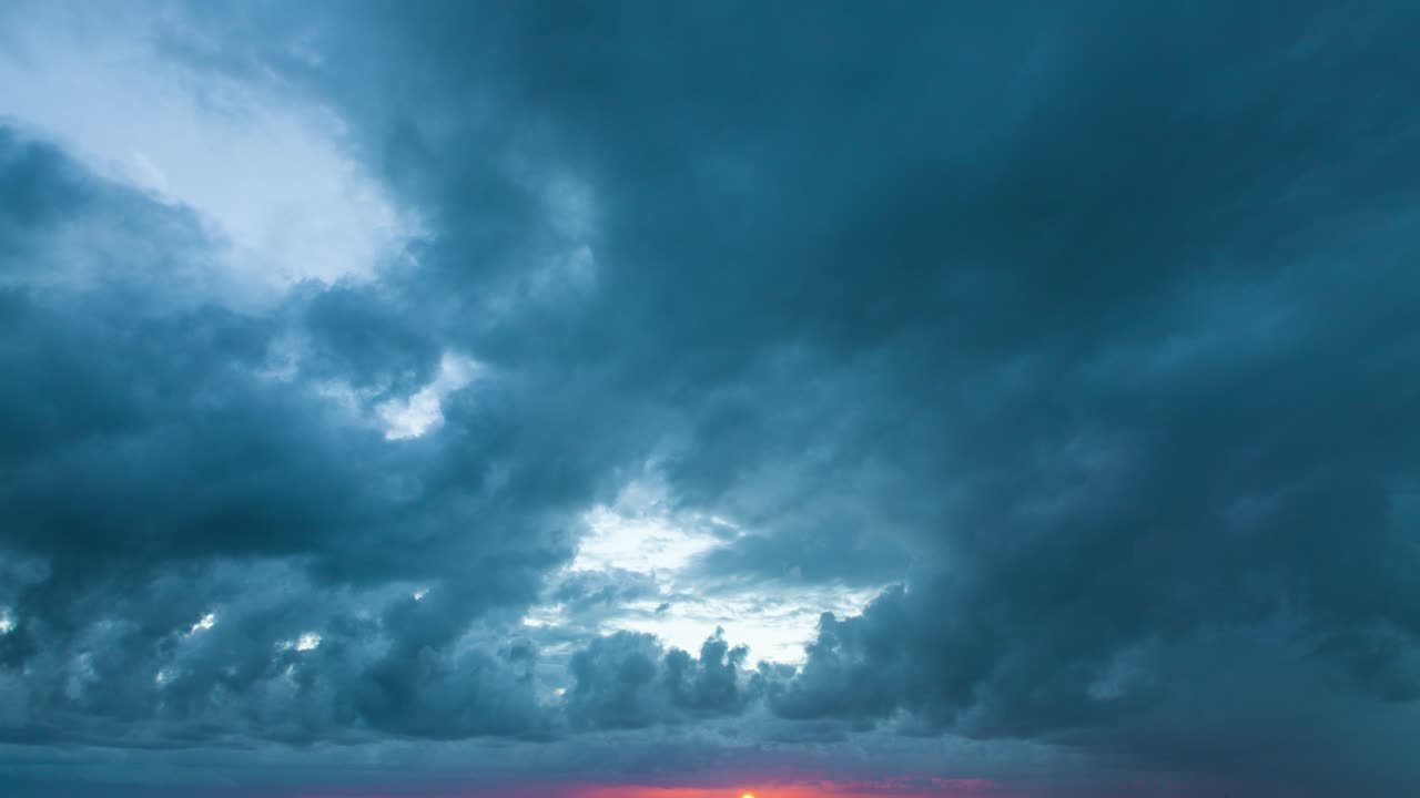 asombroso deslizamiento de tiempo nublado del amanecer