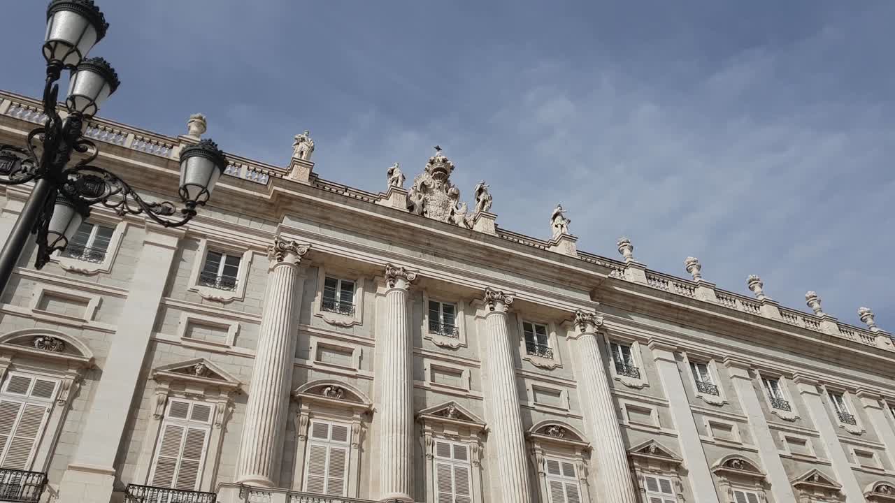 el palacio real de madrid es el palacio real.