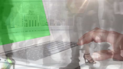 animación de una mujer usando una computadora portátil con pantalla verde sobre pasajeros acelerados caminando en un edificio moderno