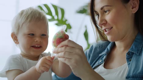 Video-De-Una-Mujer-Embarazada-Y-Su-Lindo-Niño-Con-Una-Paleta.