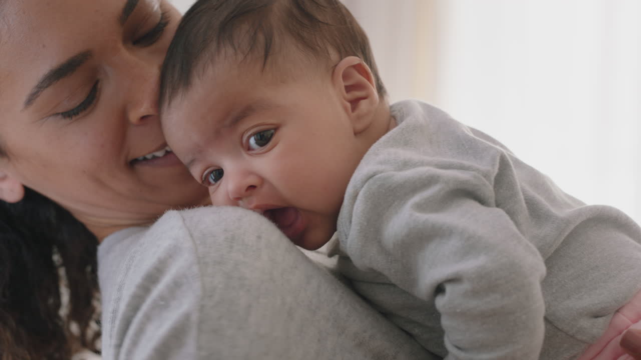 엄마가 아기를 안고 피곤한 신생아를 진정시켜 부드럽게 진정시켜 불안한 아기를 양육하는 아이를 사랑하는 엄마가 집에서 모성애를 즐긴다