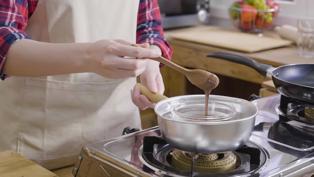 mujer agitando crema de cacao postre hecho a mano