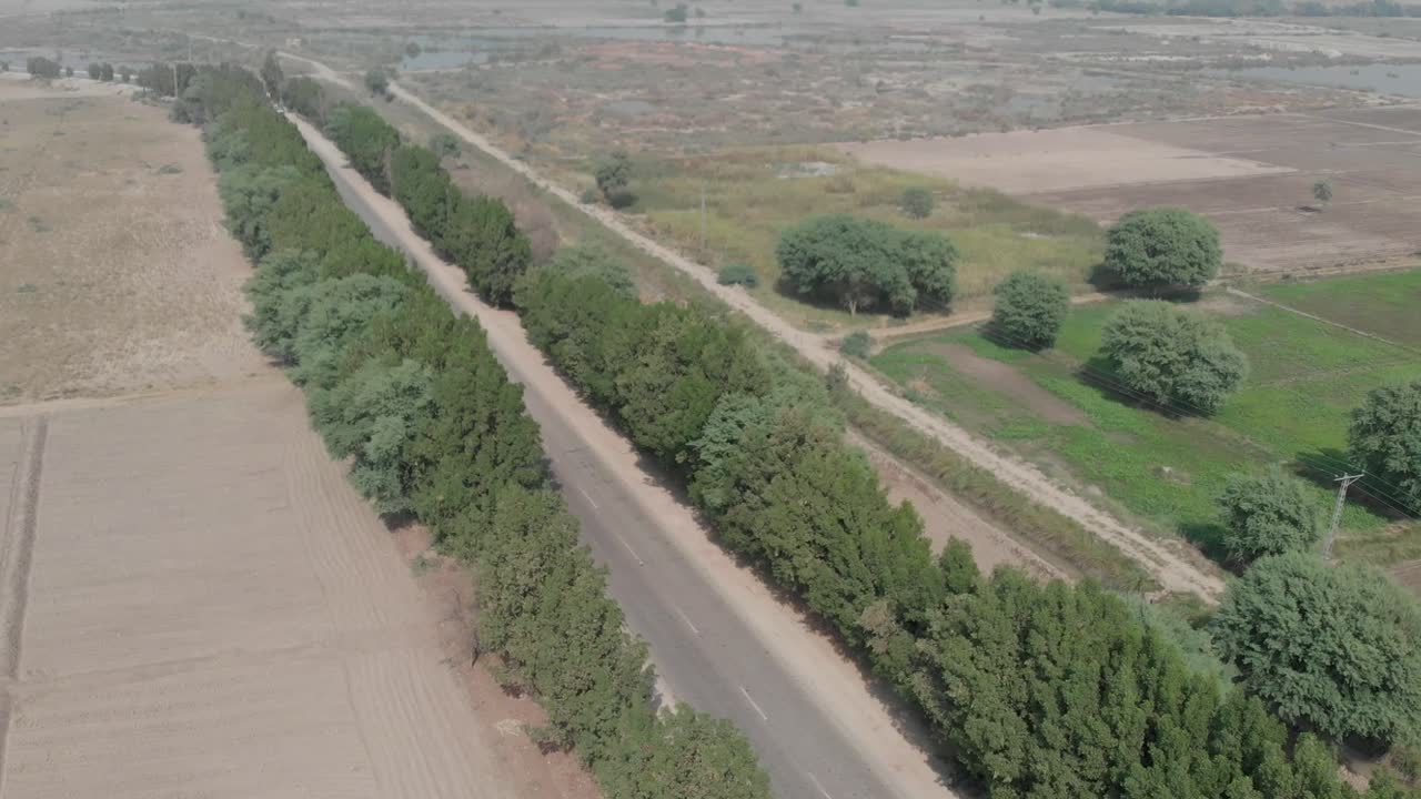En Khairpur, Sindh, Pakistán, cerca del desierto con algunos lagos visibles a lo lejos, un dron capturó una vista aérea de la Autopista de Pakistán