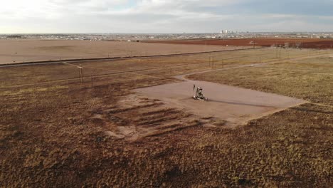 Ubicado-A-Las-Afueras-De-La-Ciudad-De-Midland,-Texas,-Solo-Hay-Campos-De-Pumpjacks