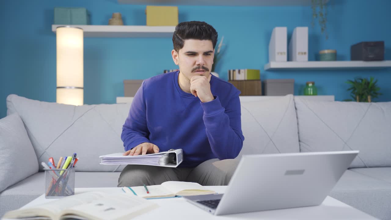 un hombre de trabajo serio y centrado.