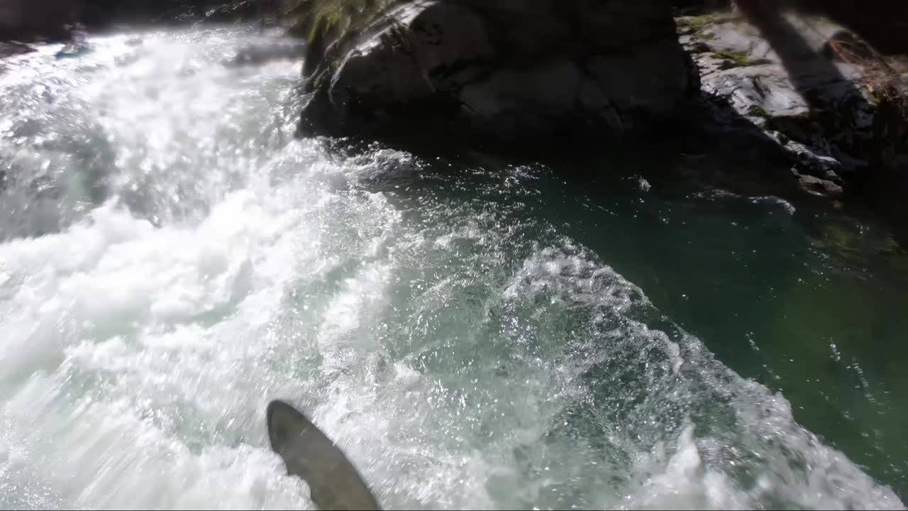 캘리포니아와 오레곤의 경계에 있는 애플게이트 강에서 화이트워터 카약의 1인칭 시점