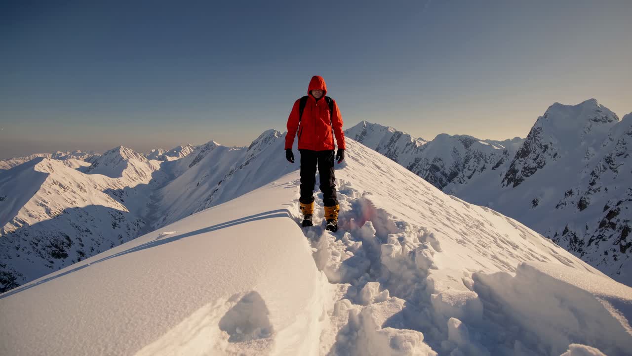 Alpinista su cresta innevata