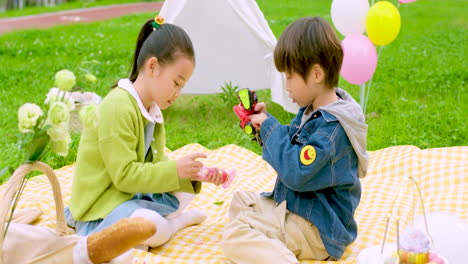 happy family eat in park