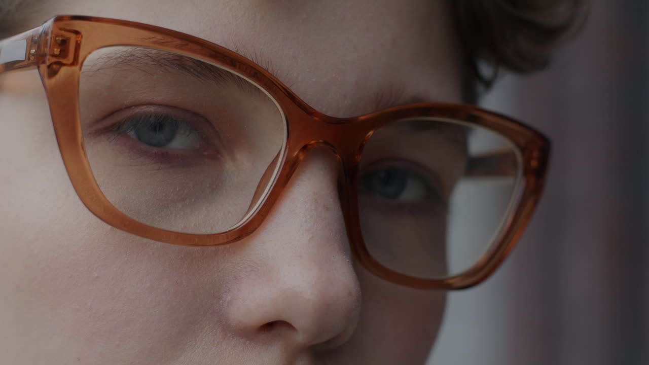 primer plano de una persona que lleva gafas