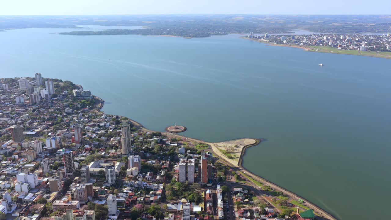 Vista aerea panoramica di Posadas, Misiones, Argentina, con il fiume Paraná in primo piano e la città di Encarnación, Paraguay, visibile sullo sfondo