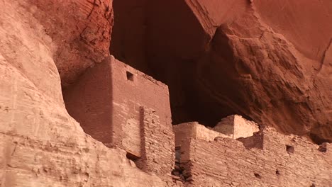 closeup of cliff dwellings in canyon de chelly national monument