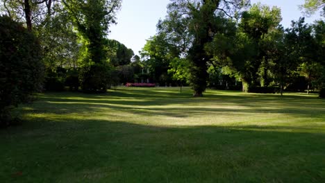 Luftaufnahme-Eines-Händlers,-Der-Durch-Den-Schlossgarten-Geht-Und-Auf-Den-Blumengeschmückten-Teich-Zugeht