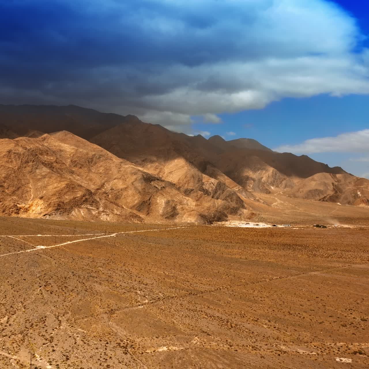 Si erge sopra il paesaggio desertico circondato da montagne spoglie. Scenario caldo e secco del Nevada. Cieloscenario drammatico sospeso sopra il monte