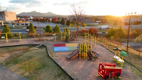 Patio-De-Juegos-De-La-Escuela-Primaria-En-EE.-UU.