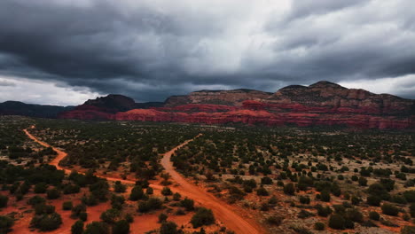 Bewölkter-Himmel-über-Canyons-Und-Wüstenwaldstraße-In-Der-Nähe-Von-Sedona,-Arizona,-USA