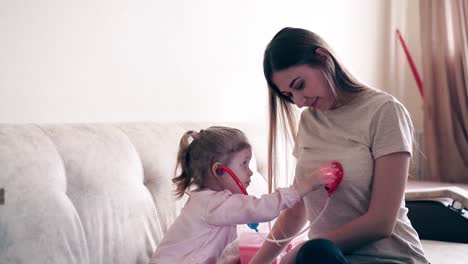 Cu-Joven-Madre-Atractiva-Y-Dulce-Hija-De-3-Desempeñan-El-Papel-De-Médico-Y-Paciente