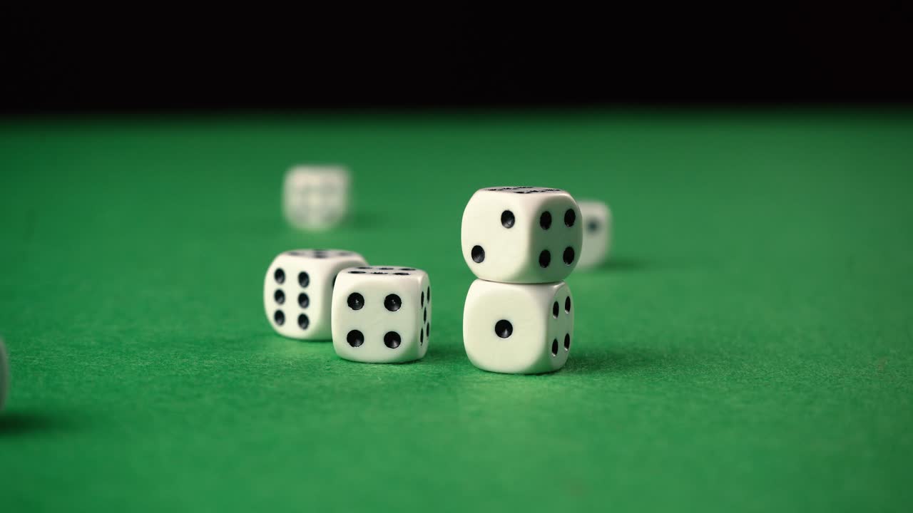 lanzar dados contra pilas haciendo que otros dados caigan