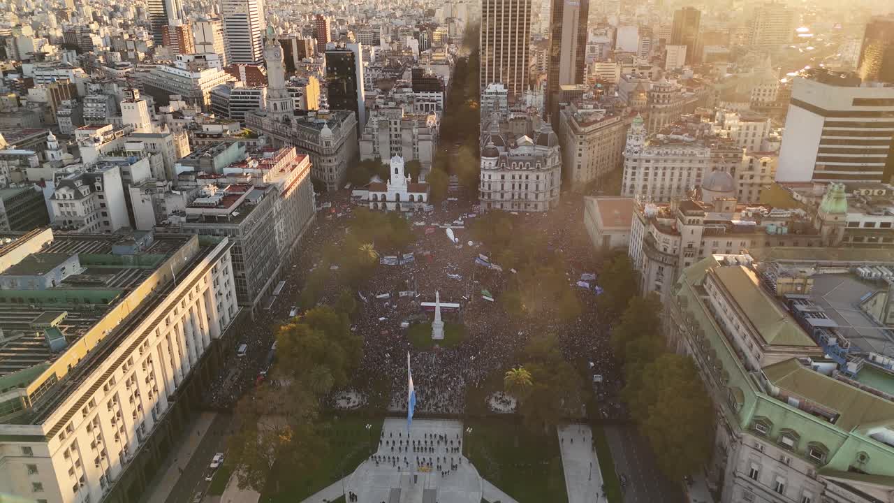 la mayor manifestación en argentina contra el presidente milei por la educación pública