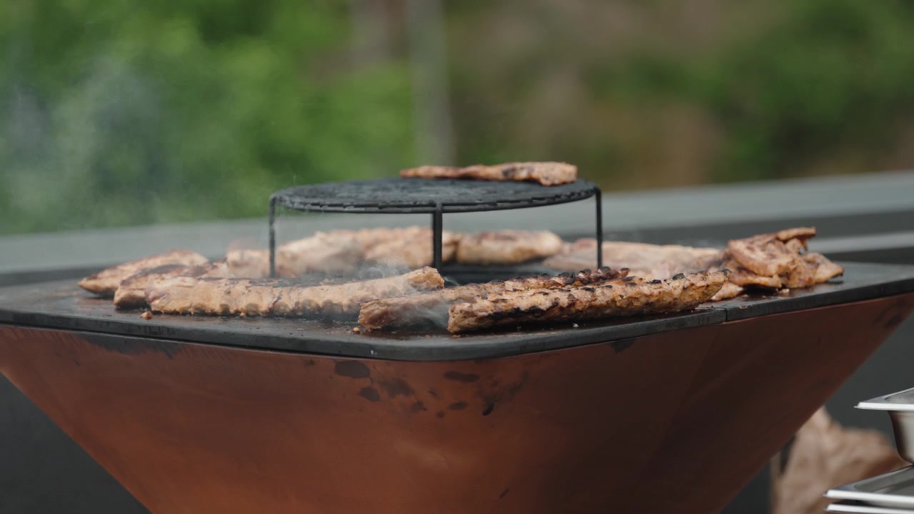 Açık Havada Corten Ateş Çukuru Izgarasının Düz Çelik Planchasında Mühürlenen Dilimlenmiş Et