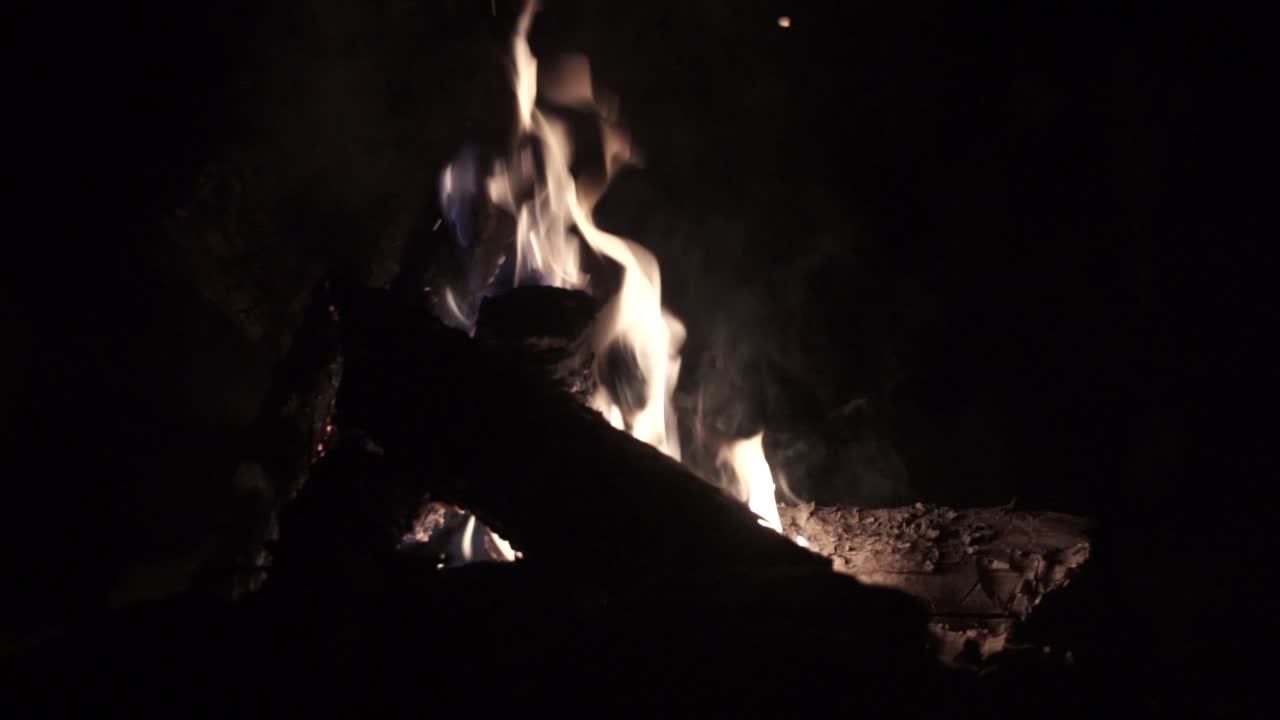 화염, 불씨 및 연기로 따뜻한 정적 캠프 파이어 샷