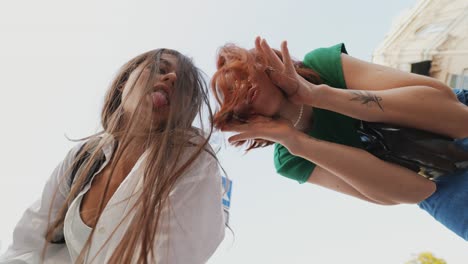 dos mujeres jóvenes divirtiéndose en la ciudad