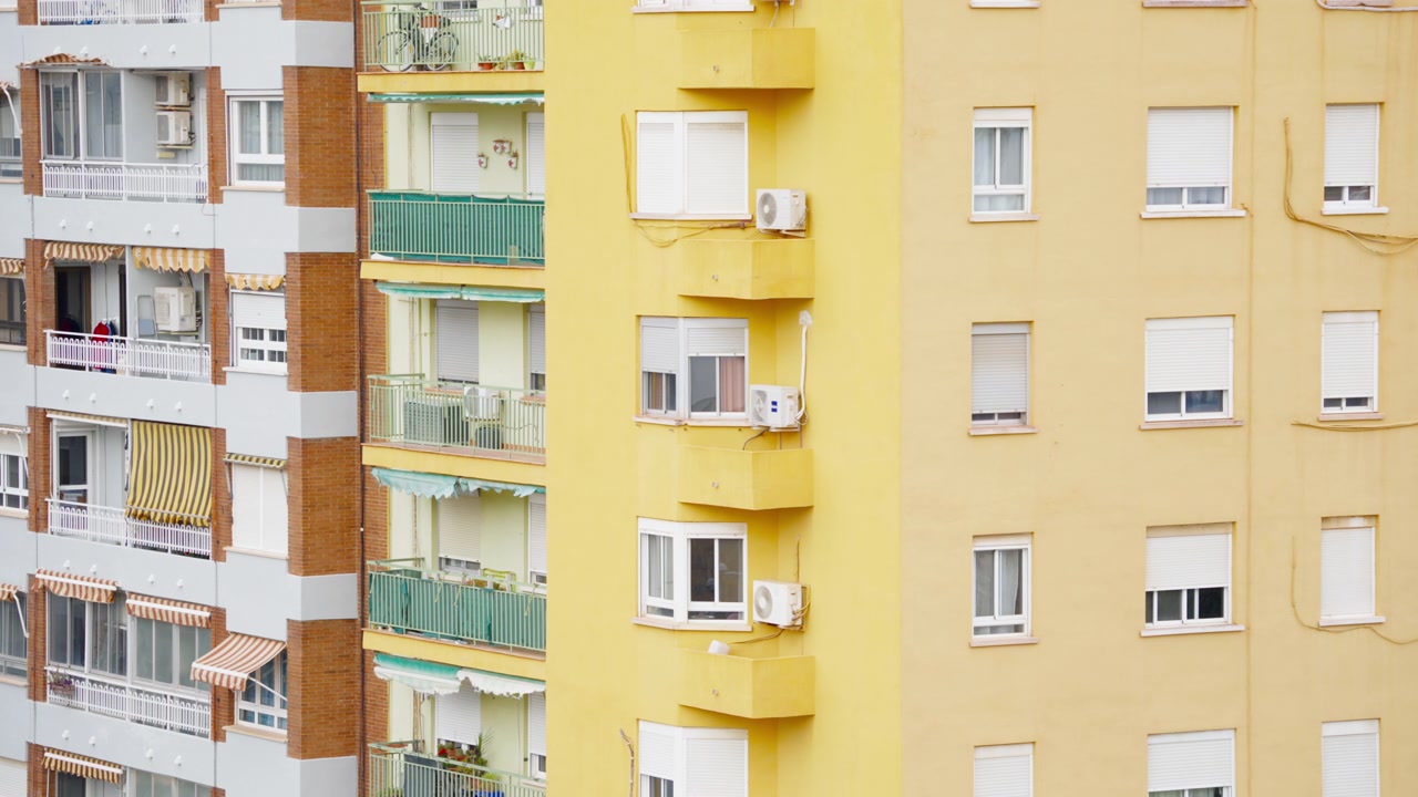 Fachada colorida de edifício de apartamentos europeu com varandas