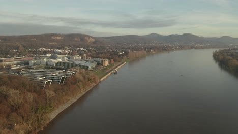 Drone-Cinemático---Toma-Aérea-Del-Río-Rin-Con-Las-Siete-Montañas-Siebengebirge-Y-El-Kameha-Grand-Hotel-Bonn-Königswinter-En-La-Hora-Dorada-De-La-Tarde,-24p