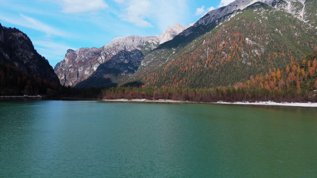 Deslumbrante Paisagem de Lago e Montanha no Outono