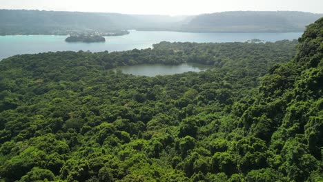 Eine-Drohne-Fliegt-über-Einen-See-Auf-Einer-üppig-Grünen-Insel-In-Port-Olry-Auf-Der-Insel-Espiritu-Santo