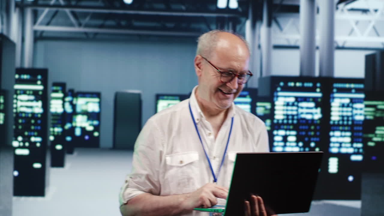 un ingeniero anciano optimiza el centro de datos