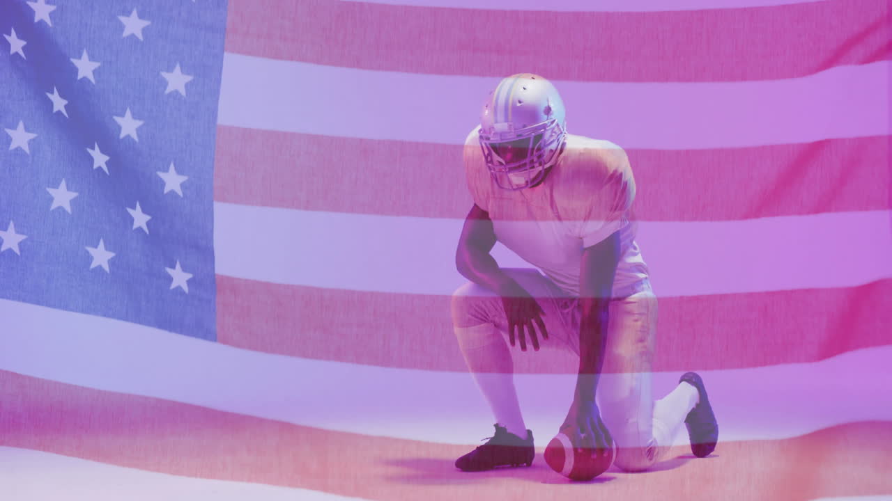 Animazione di un giocatore di football americano afroamericano in ginocchio con il pallone e la bandiera degli Stati Uniti