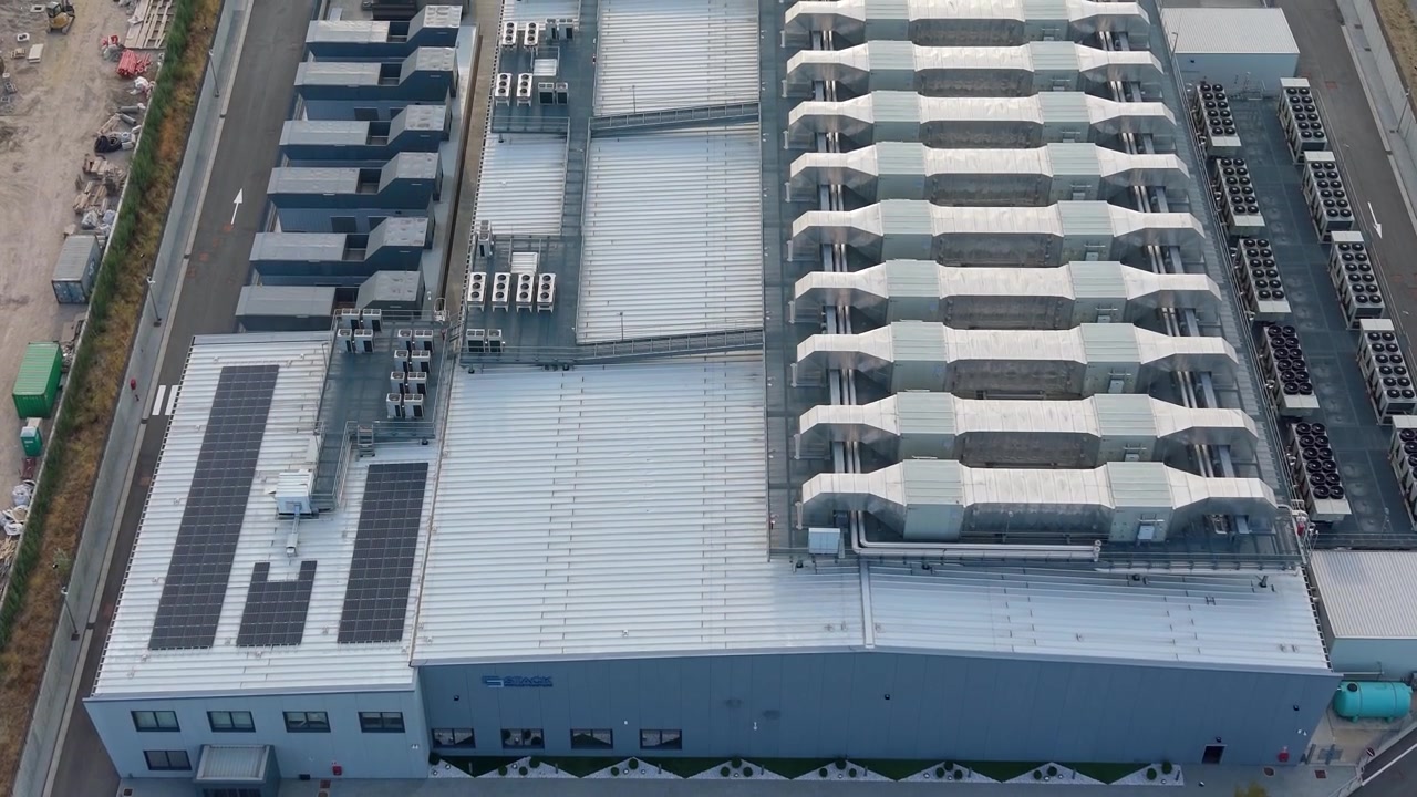 Nærbillede af avancerede datacentersystemer i Siziano, Italien, med køleteknologi og strøminfrastruktur, der understøtter cloud computing og AI-applikationer