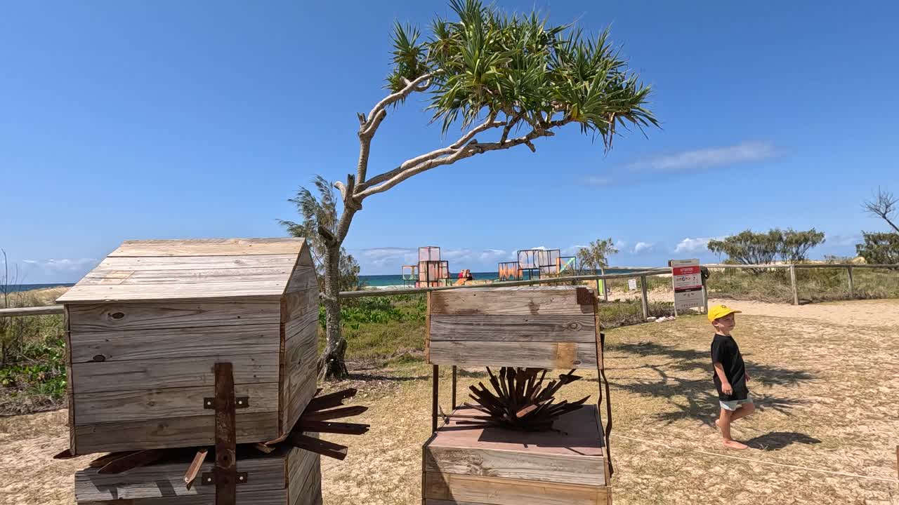 해변과 사람들이 있는 나무 구조물