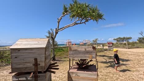 estructuras de madera con playa y gente