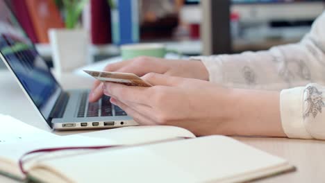 soluciones de pago en línea. manos de mujer con tarjeta de crédito y usando computadora portátil