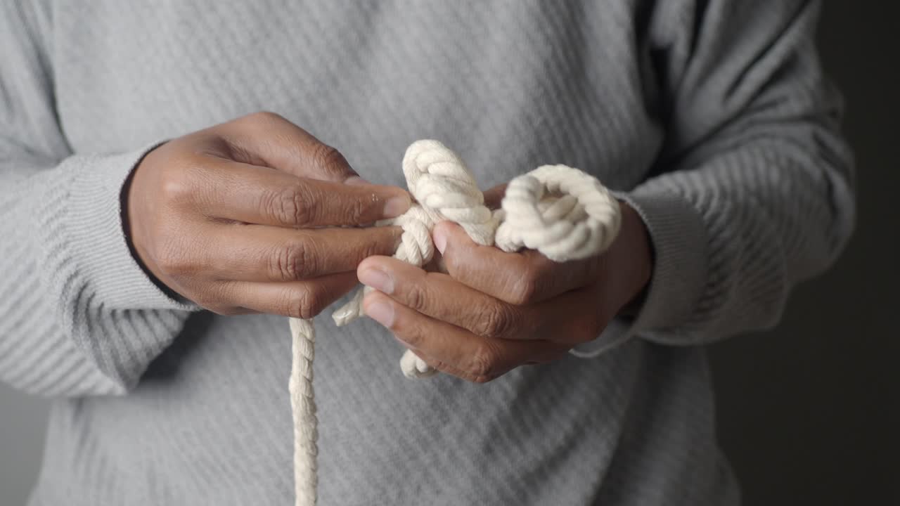 человек, связывающий узел