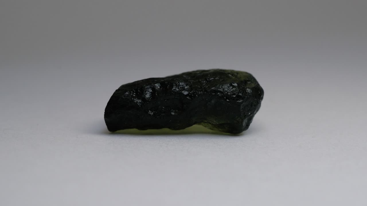 auténticas rocas de moldavita crudas piedras preciosas de cristal 4k 30p tomas macro