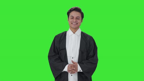 Glücklicher-Indischer-Anwalt,-Der-In-Den-Grünen-Bildschirm-Der-Kamera-Lächelt