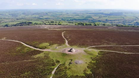 Blick-über-Den-Gipfel-Des-Dunkery-Beacon,-Umgeben-Von-Heidekraut