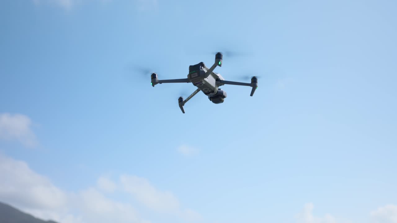 착륙하는 dji mavic 3 pro 현대  ⁇ 드 ⁇ 터 드론의 낮은 각도 뷰