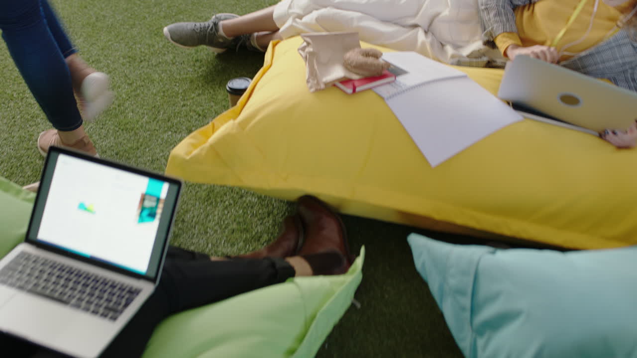 grupo de personas de negocios que trabajan hombre afroamericano escribiendo datos de mercado en pizarra lluvia de ideas estrategia de proyecto intercambio de información estudio ideas en la oficina