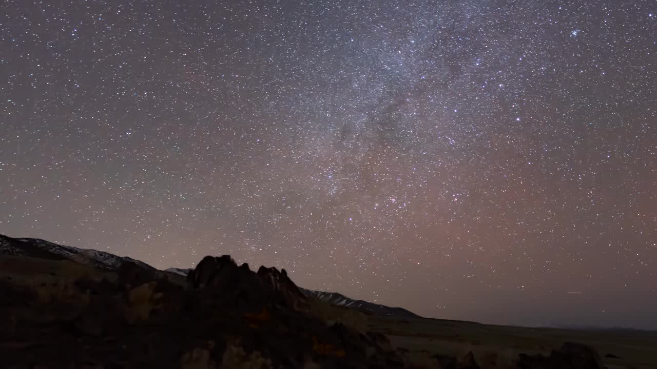 유타 서부 사막의 바위 분지 위로 은하수 시간 경과 - 패닝