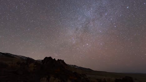 lapso de tiempo de la vía láctea sobre la cuenca rocosa del desierto del oeste de utah - panorámica