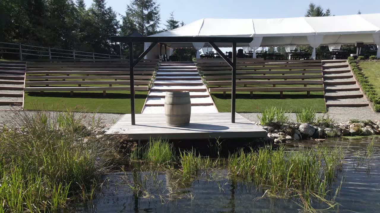 호수가 있는 숲 한가운데에 있는 빈티지 농장