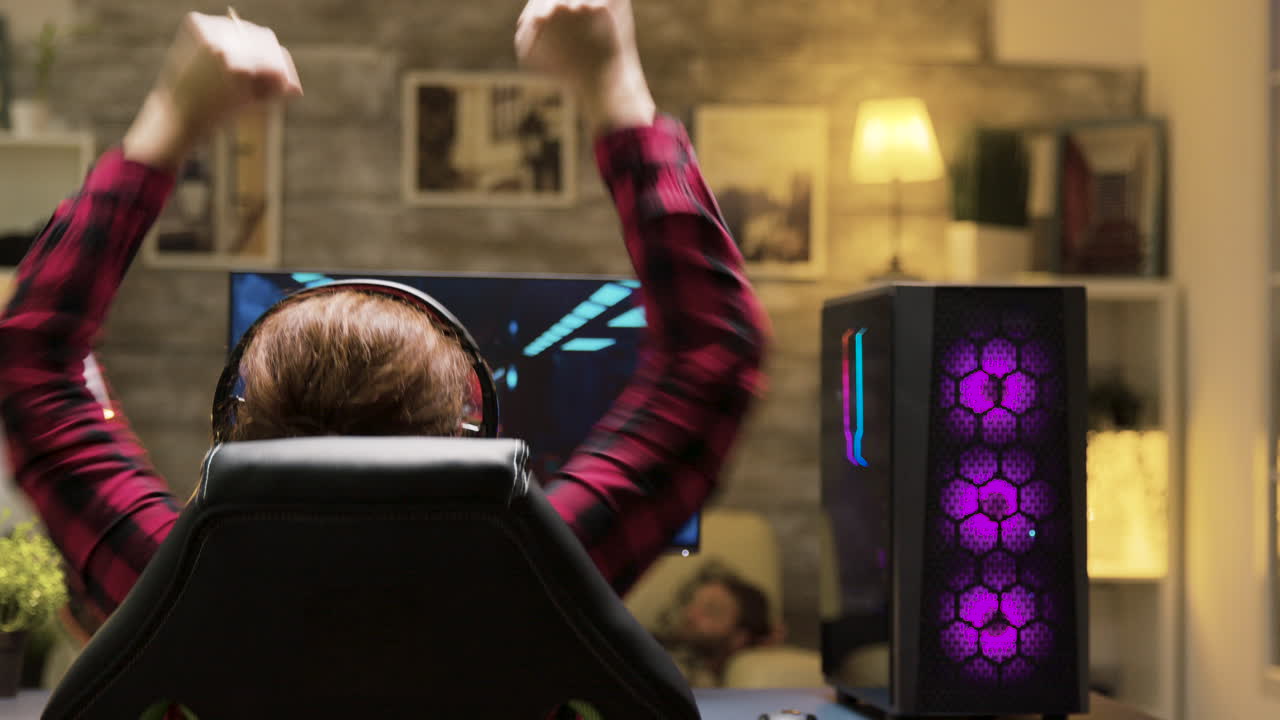 Giocatore che gioca a un videogioco su PC