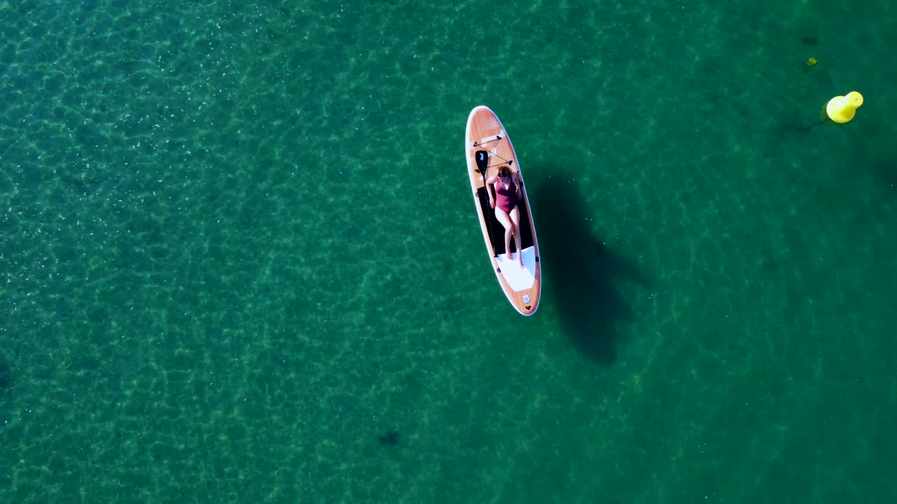 Paddleboard in acque cristalline