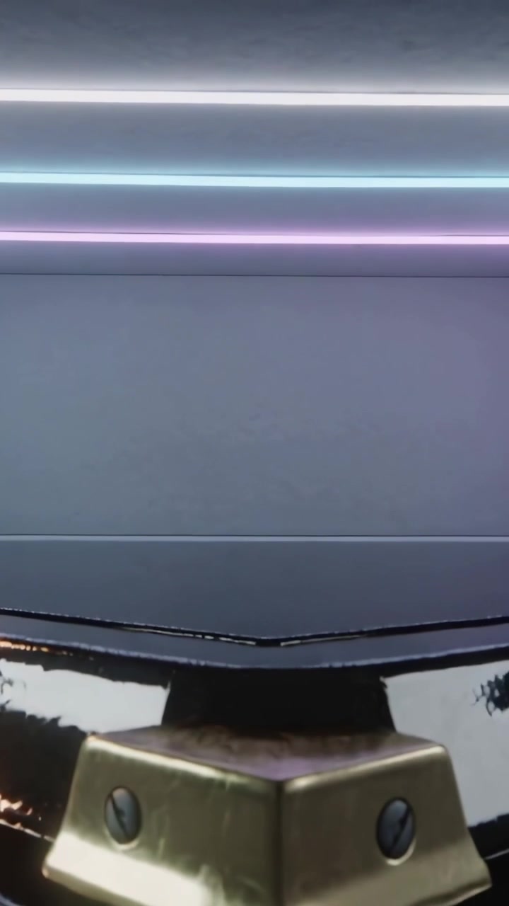 Video verticale: La telecamera si allontana, rivelando un gruppo cerniera in ottone in studio, che espone bande al neon.
