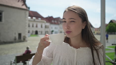 joven disfrutando de un café al aire libre en una ciudad europea