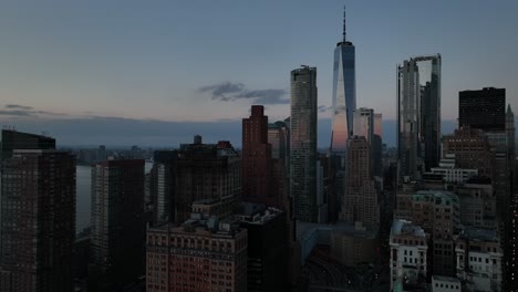 Una-Vista-Aérea-Del-Bajo-Manhattan,-Ny-En-Una-Hermosa-Tarde-Justo-Antes-Del-Atardecer